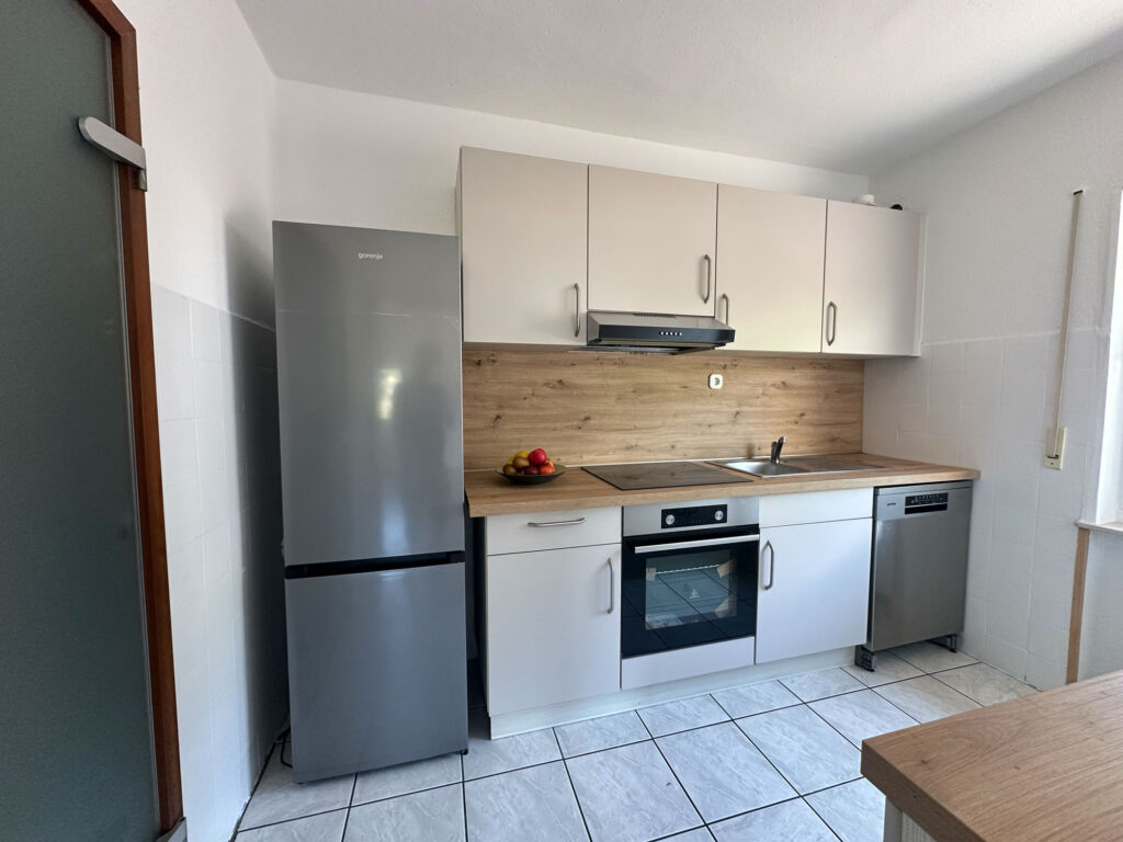 Renovierte 3-Zimmer-Wohnung im Erdgeschoss mit Balkon in ruhiger Lage